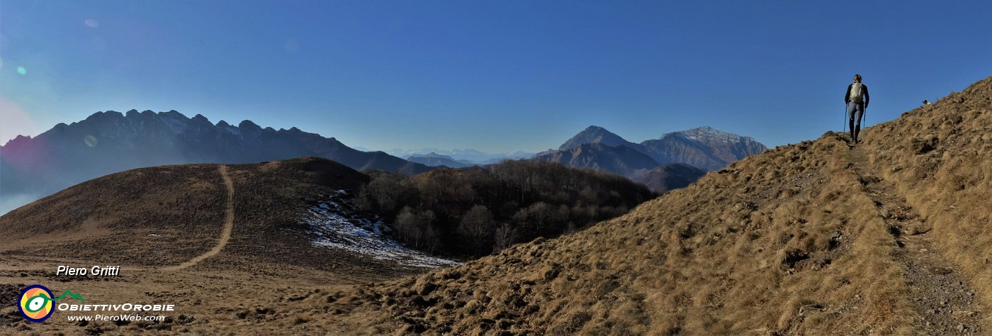 22 Sul sentiero di salita allo Zuc de Valmana con bella vista verso Costa del Palio, Resegone, Grigne.jpg